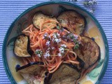 Spaghetti 'alla Norma' con fiori di timo - Spaghetti with eggplants and thyme flowers