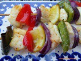 Fish kebabs with lemon, pepper, red onions and bay leaves