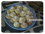 Roumouch essit / Syrup coated coconut biscuits