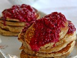 Pear pancakes with raspberry sauce – Pan cakes αχλαδιού με σάλτσα βατόμουρου