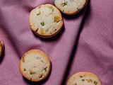 Milk and pistachio cookies