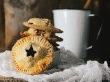 Mini mulled wine apple spelt pies