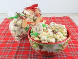 Reindeer Crunch (White Chocolate Popcorn) #FoodGifts