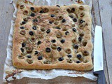 Focaccia sottile al rosmarino e olive