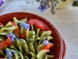 Fusilloni con pesto di borragine e peperone