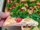 Pizza in teglia con friarielli e salsiccia al peperoncino