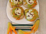 Pizzette bianche con fiori di zucca, mozzarella, alici