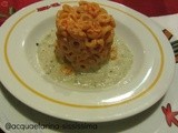 Sformatini di anellini con salmone e vodka su crema di carciofi