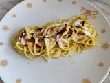 Spaghetti alla chitarra pesto di pistacchi, speck e stracciatella