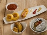 Cena americana: pollo fritto, anelli di cipolla, corn-dog e jack potatoes