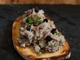 Crostini con cannellini, acciughe e olive di Gordon Ramsay