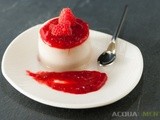 Finta panna cotta con lamponi e cuore a sorpresa