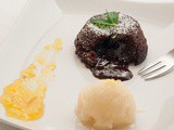 Tortino al cioccolato con cuore morbido con sorbetto al bergamotto