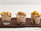 Tris di bicchierini con gelato miele e cannella e topping croccante
