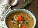 Slow cooker chicken and white bean soup