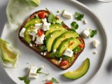 Avocado Toast con Salsa di Peperoncino Dolce e Feta