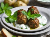 Polpette di Lenticchie e Patate con Salsa allo Yogurt e Menta