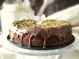 Torta tutto cioccolato, pere e granella di pistacchi