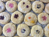 How to bake cookies with flowers