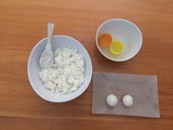 How to make perfect rice balls with the plastic Kinder Surprise capsule