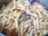 Pasta with asparagus and cream sauce
