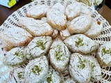 Ricciarelli with a pistachio version - and my orange Christmas tree