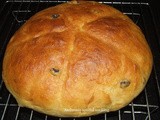 Cornmeal and raisin bread