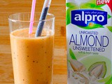 Smoothie o Frullato di frutta con latte di mandorla