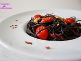 Spaghetti neri aglio, olio e peperoncino