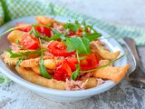 Angioletti di pizza fritta rucola e pomodori