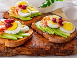 Avocado toast con salmone e uova