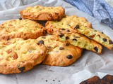 Biscotti con frutta secca e gocce di cioccolato