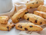 Biscotti con uvetta e gocce di cioccolato