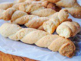 Biscotti da colazione intrecciati e zuccherati