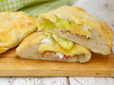 Calzoni con zucchine e salame