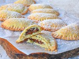 Calzoni di frolla alla nutella con mandorle