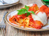 Cannelloni di lasagna con ricotta e carne al sugo