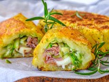 Cannoli di patate in padella con speck e zucchine