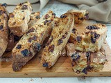 Cantucci al miele con uvetta nocciole e cioccolato