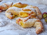 Cornetti di sfoglia alle fragole e crema