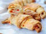 Cornetti di sfoglia veloce gusto pizza ricetta sfiziosa