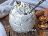 Crema alle noci e gocce di cioccolato dolce al cucchiaio veloce