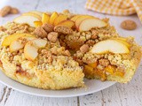 Crostata di briciole alle pesche con amaretti e crema pasticcera