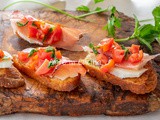 Crostini di pane speck e provola