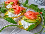 Crostini di patate salmone e avocado