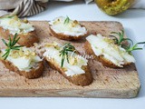 Crostini gorgonzola pere e noci
