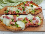 Crostoni di pane con pancetta e zucchine