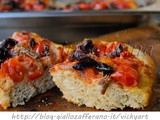 Focaccia alle acciughe olive e pomodorini