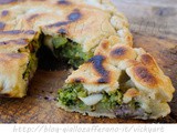 Focaccia ripiena in padella con salsiccia e broccoli