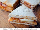 Focaccia ripiena veloce mozzarella e pomodoro